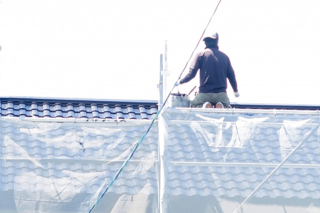 屋根を塗装している業者の様子